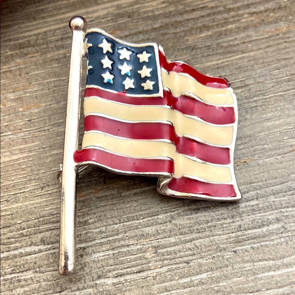 Vintage 80s Enameled Patriotic American Flag Broach - Picture 1 of 5